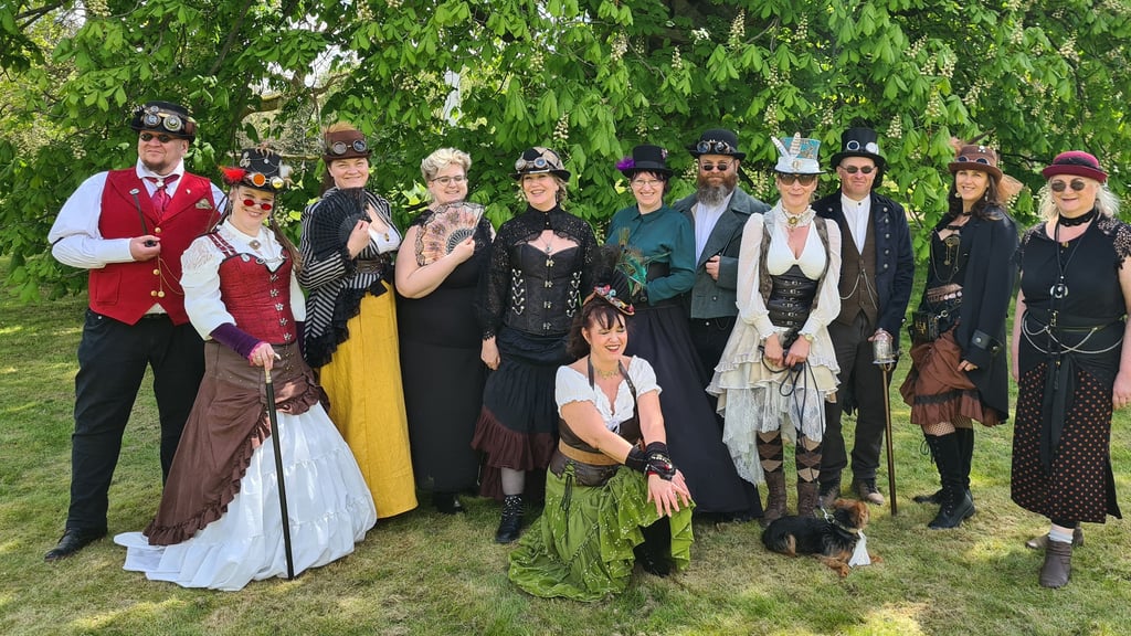 Zeitreisende im Landschaftspark: Steampunk-Fans beim Picknick im vergangenen Jahr.