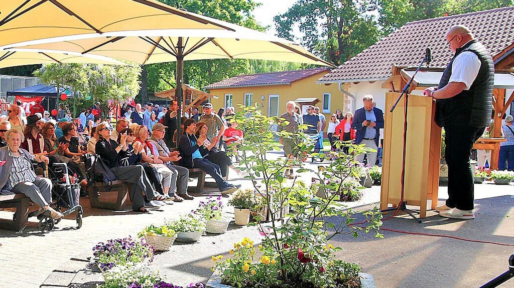 Jan Melzer von der EVG sprach beim Miaifest des Kreisverbands Stendal des Deutschen Gewerkschaftsbundes (DGB) im Tiergarten.
