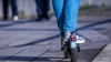 Die Polizei in Dessau-Roßlau ermittelt gegen einen betrunkenen E-Scooter-Fahrer. (Archivbild)