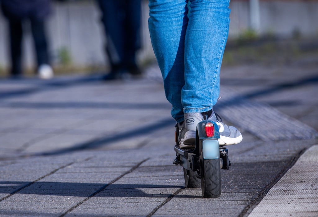 Die Polizei in Dessau-Roßlau ermittelt gegen einen betrunkenen E-Scooter-Fahrer. (Archivbild)