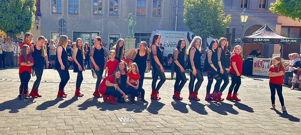 Der Auftritt der Butzekids gehört schon fast traditionell dazu: Diesmal waren auch Tänzerinnen der Helms-Akademie dabei.