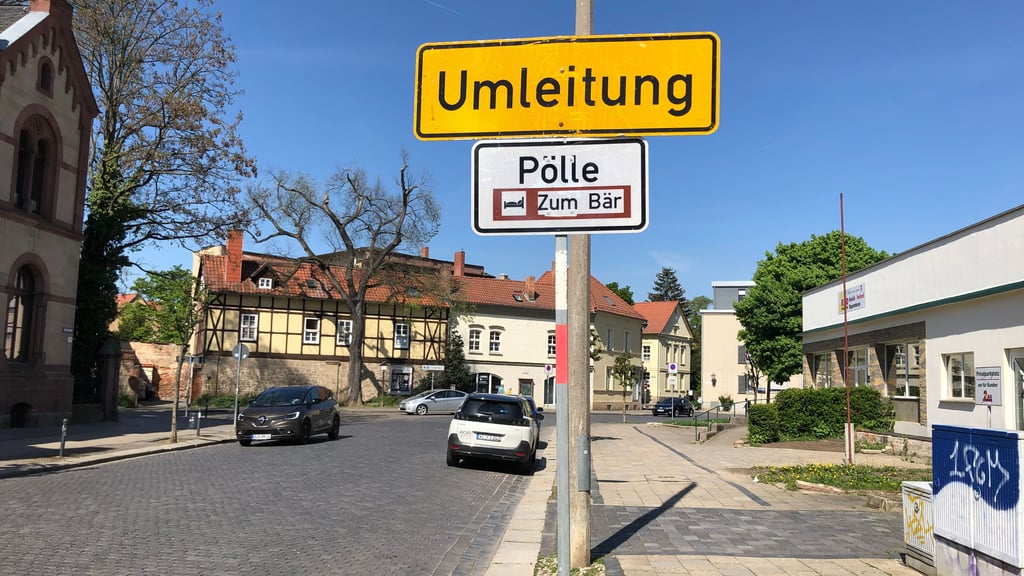 In Quedlinburg gibt es bald eine weitere Baustelle; Umleitungsschilder stehen schon.