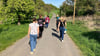 Auf dem Weg zum Großen Gegenstein erklärt Botaniker Jens Stolle den Unterschied zwischen beweideter (links) und unbeweideter Fläche (rechts).