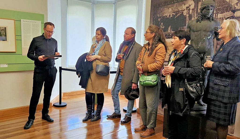 Kuratierte die 2025er-Jahresausstellung "Der PAN und Max Klinger - Vorkämpfer der modernen Kunst" im Max-Klinger-Haus in Großjena: Manuel Schwarz (l.).