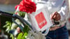 Mit Blumenschmuck auf zur Fahrraddemo der Gewerkschaft in Cottbus.