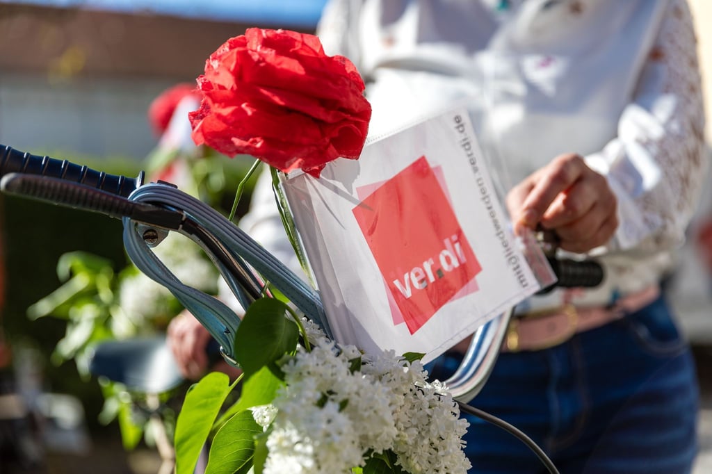 Mit Blumenschmuck auf zur Fahrraddemo der Gewerkschaft in Cottbus.