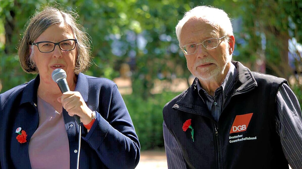 DGB-Referentin Regina Stipani und Ortsverbandschef Friedel Meinecke bei der Kundgebung auf dem Bernburger Karlsplatz.