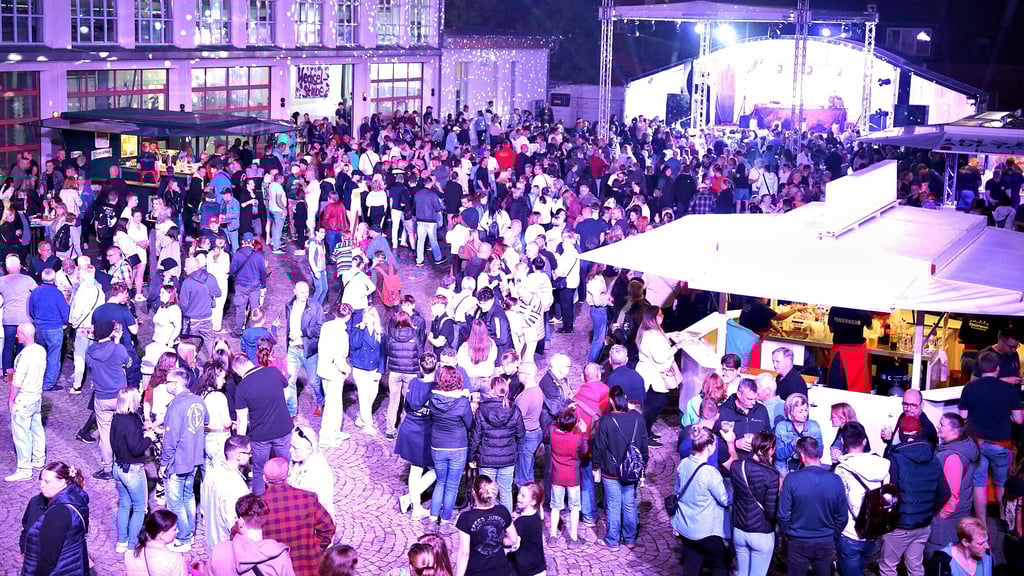 Der Platz vor der Feuerwache in Stendal war zum "Tanz in den Mai" gut gefüllt.