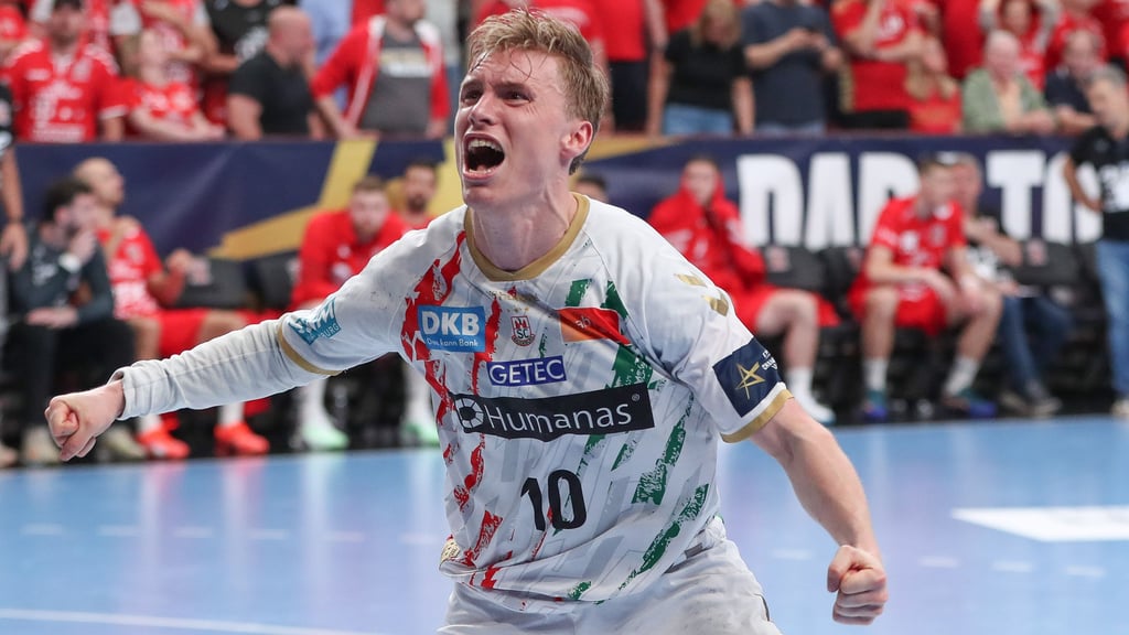 Gisli Kristjansson jubelt nach seinem entscheidenden Treffer zum 28:27 vor dem Magdeburger Fanblock.