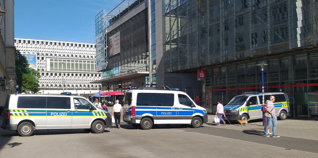 Am 1. Mai 2025 feierte der Deutsche Gewerkschaftsbund in Magdeburg auf dem Alten Markt sein Maifest. Polizeiautos riegeln den Veranstaltungsort gegen unbefugtes Befahren ab.