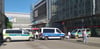 Am 1. Mai 2025 feierte der Deutsche Gewerkschaftsbund in Magdeburg auf dem Alten Markt sein Maifest. Polizeiautos riegeln den Veranstaltungsort gegen unbefugtes Befahren ab. 