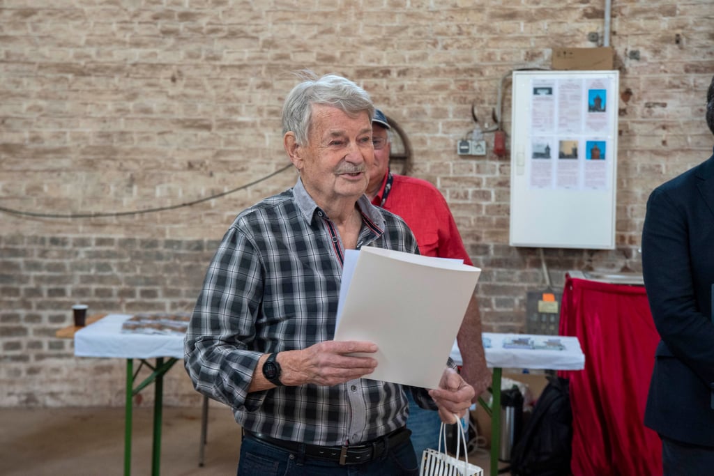 Wilhelm Kleinschmidt wird von der Stadt geehrt.