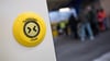 Ab diesem Donnerstag droht ein Strafgeld, wenn man in den Fahrzeugen der BVG die Türen offen hält. (Archivbild)