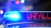 Eine 19-jährige Beifahrerin wird beim Zusammenstoß zweier Autos schwer verletzt. (Symbolbild)