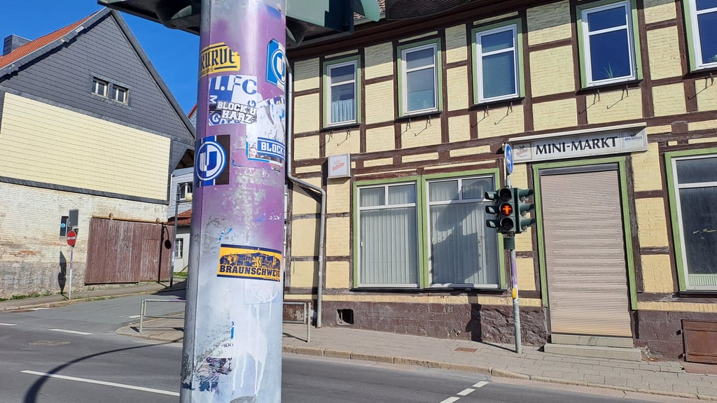 So einige Ampelmasten und Laternen sind im Oberharz mit Aufklebern bedeckt, wie hier in Elbingerode an der Wasserstraße.