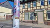 So einige Ampelmasten und Laternen sind im Oberharz mit Aufklebern bedeckt, wie hier in Elbingerode an der Wasserstraße.