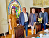  Der Germanistikprofessor Hans-Joachim Solms (2.v.r.) vom „WortWerk Wittenberg“ übergab Bücher an die Barbyer Stadtbibliothek. Mit dabei Amtsleiterin Sophie Conrad, Landtagspräsident Gunnar Schellenberger und Bürgermeister Jörn Weinert (r.). 