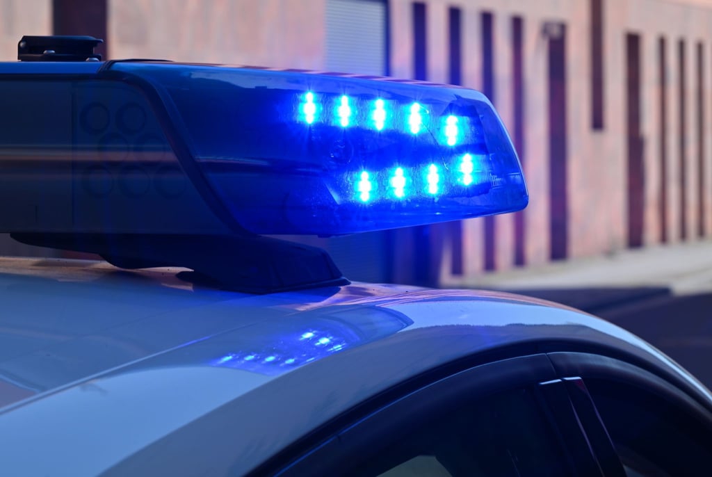 Eine Polizeibeamtin wird bei einem Verkehrsunfall schwer verletzt.