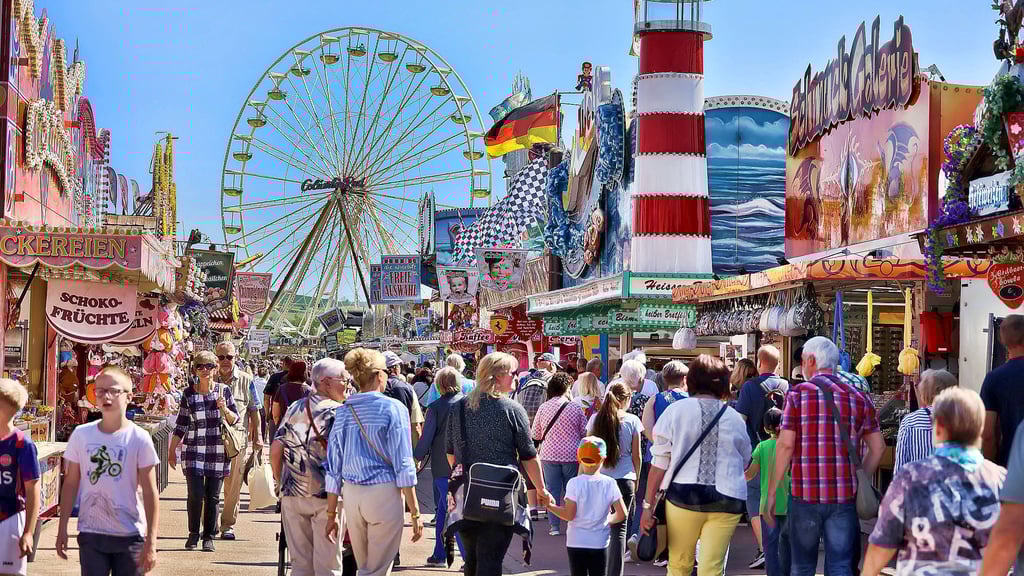 Wie in jedem Jahr ist die Eisleber Frühlingswiese ein Gästemagnet. Fahrgeschäfte und Imbissstände bieten für jeden Geschmack etwas.
