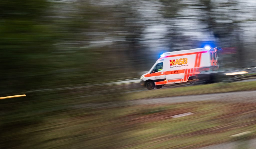 Unter Lebensgefahr wird der Fahrer eines Krankenfahrstuhls in ein Krankenhaus gebracht. (Symbolbild)