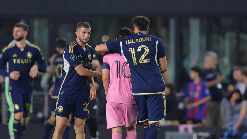 Der Ex-Magdeburger Belal Halbouni tröstet Lionel Messi nach dem Halbfinale im Concacaf Champions Cup.