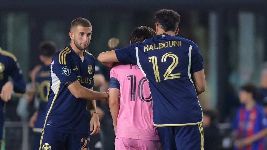 Der Ex-Magdeburger Belal Halbouni tröstet Lionel Messi nach dem Halbfinale im Concacaf Champions Cup.