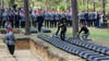 Kleine Särge mit den Überresten deutscher Kriegssoldaten wurden auf dem Waldfriedhof in Halbe eingebettet.
