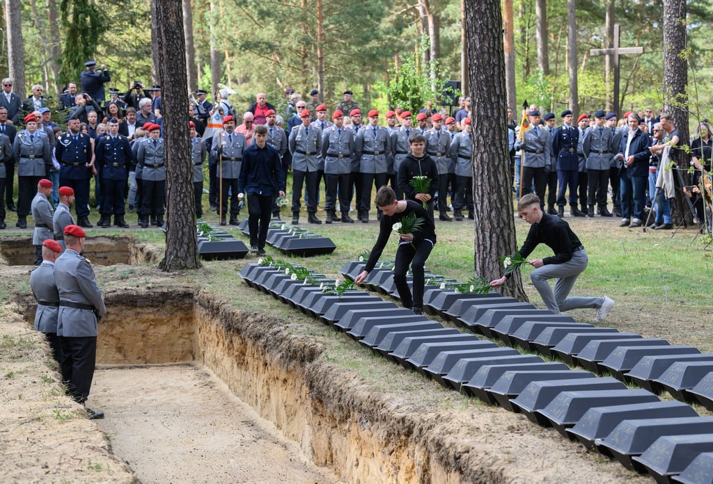 Kleine Särge mit den Überresten deutscher Kriegssoldaten wurden auf dem Waldfriedhof in Halbe eingebettet.