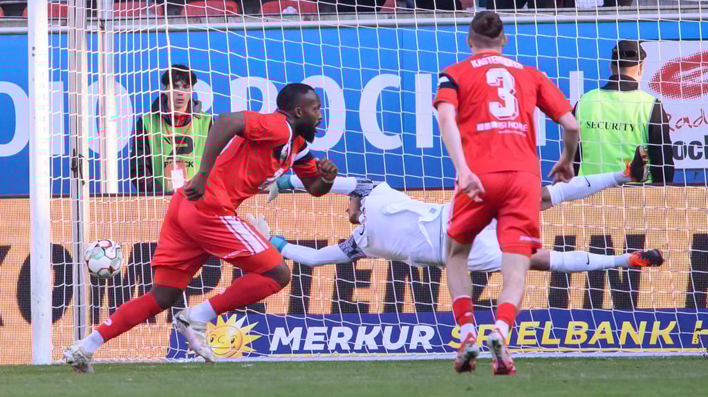 Manassé Eshele brachte den HFC beim 3:1 gegen Chemie Leipzig auf die Siegerstraße.