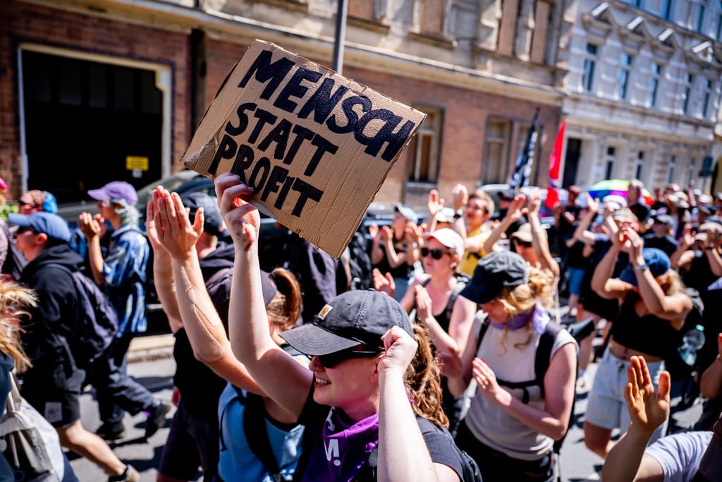 Hunderte Menschen beteiligen sich in Gera an Protestaktionen gegen einen Aufmarsch der rechtsextremen Szene.