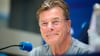 VfL Bochums Trainer Dieter Hecking lächelt trotz akuter Abstiegssorgen.