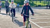Den Fahrradparcours im Verkehrsgarten auf dem Schulhof der Ascherslebener Pestalozzischule meistern die Schülerinnen und Schüler schon ganz gut.  