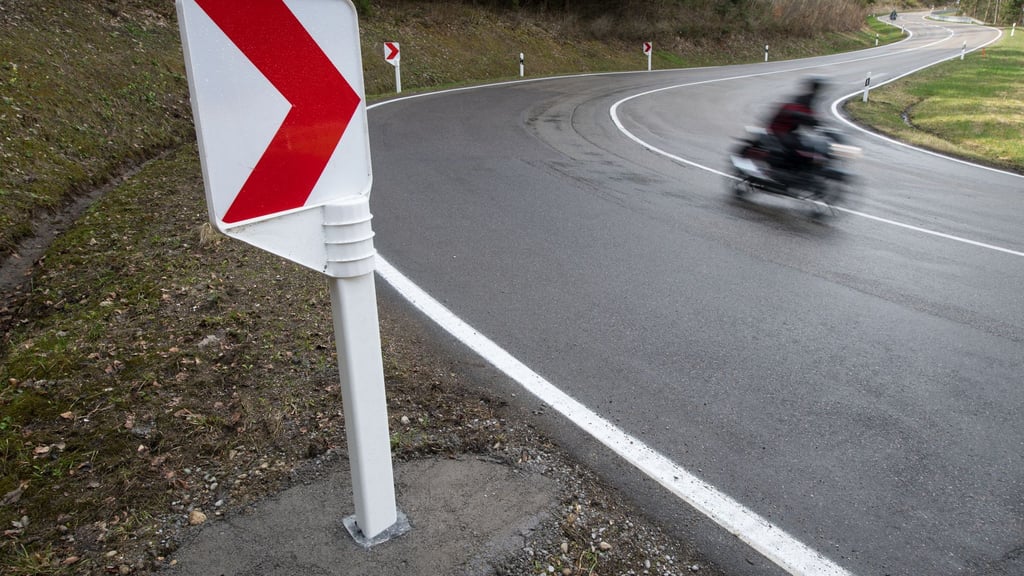 Ein Motorrad ist schnell - und schnell übersehen: Umso wichtiger ist, beim Abbiegen das gesamte Verkehrsgeschehen im Blick zu haben.