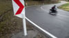 Ein Motorrad ist schnell - und schnell übersehen: Umso wichtiger ist, beim Abbiegen das gesamte Verkehrsgeschehen im Blick zu haben.