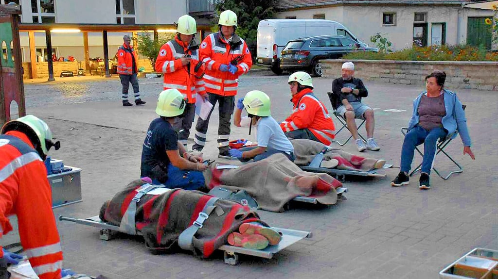 Mitglieder des Sanitätszuges bei einer Übung auf dem Gelände der Grundschule „An der Burg“ in Wanzleben.