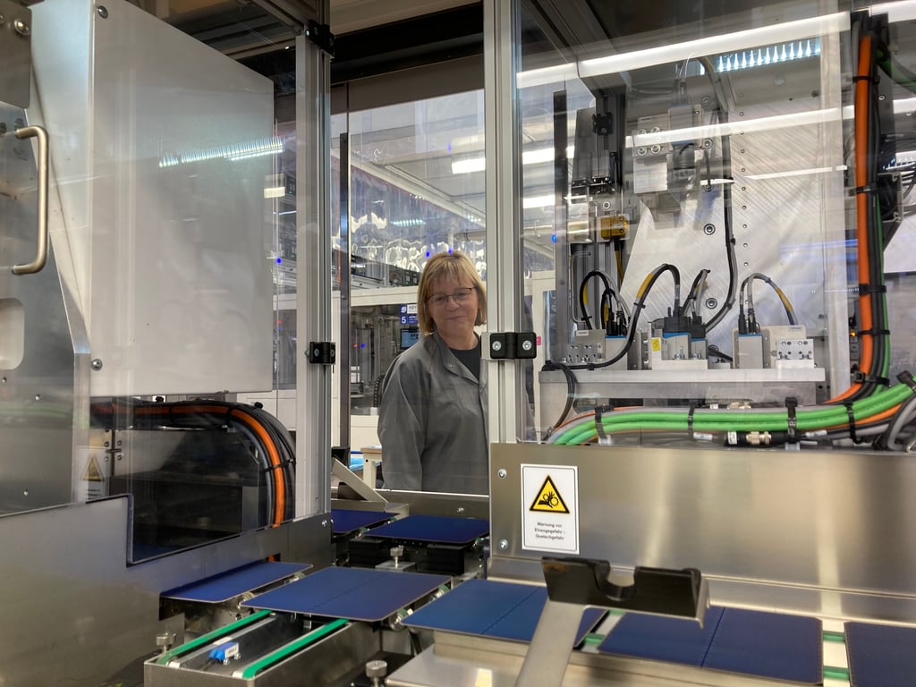Am Montagvormittag liefen die vorerst letzten Solarzellen im Meyer-Burger-Werk in Bitterfeld-Wolfen vom Band. Mitarbeiterin Petra Stein hat bereits die Insolvenz der Solarfirma Sovello miterlebt und muss nun erneut um ihren Job bangen.