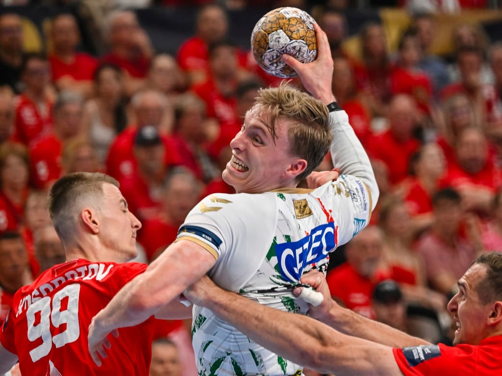 Der SC Magdeburg, hier mit Gisli Kristjansson, siegte in einem dramatischen Handball-Krimi.