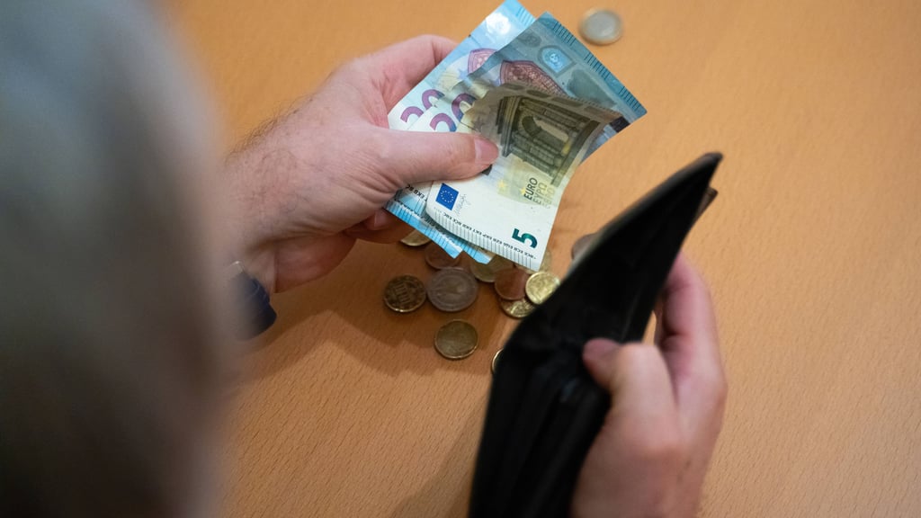 Ein Busfahrer ist in Bitterfeld bestohlen worden.