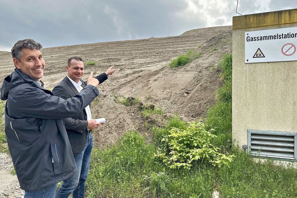 Bauleiter Bernd Grünthal (l.) und Vize-Landrat Stefan Dreßler am Fuße der Deponie in Burg an der B1.