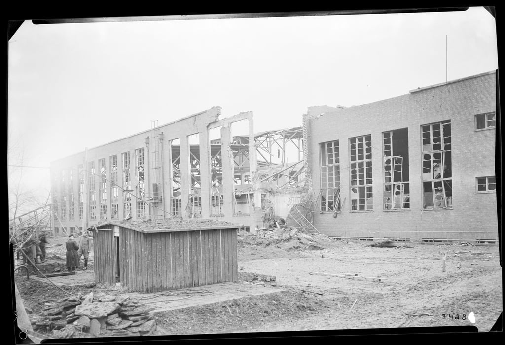 Durch alliierte Bombenangriffe wurde das Buna-Werk in Schkopau im Jahr 1944 beschädigt.
