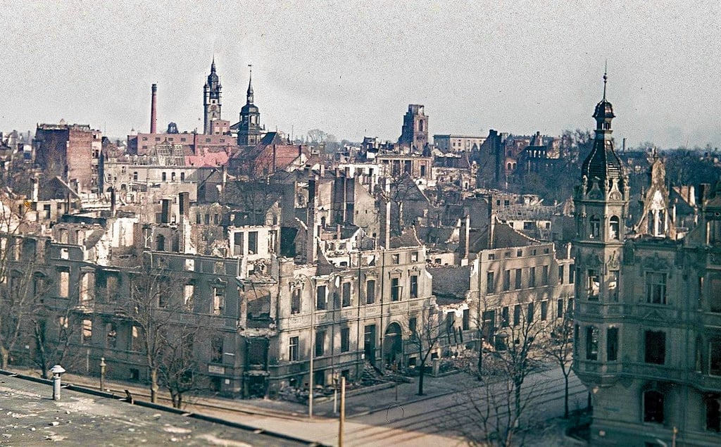 Die schwersten Luftangriffe auf Dessau fanden am 7. März 1945 statt. Ein Großteil der Stadt wurde zerstört, tausende Menschen starben.