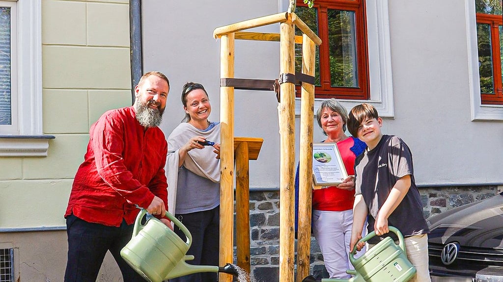 Stefan, Annabell, Ursula und Ohre Wesendorf haben einen Baum gespendet, der an ihre Vorfahren, die Pott-Schulzes, erinnert. Der Rotdorn ist einer von acht Gehölzen, der in diesem Jahr im Rahmen der Aktion „Ein Baum für Barleben“ gepflanzt worden sind.