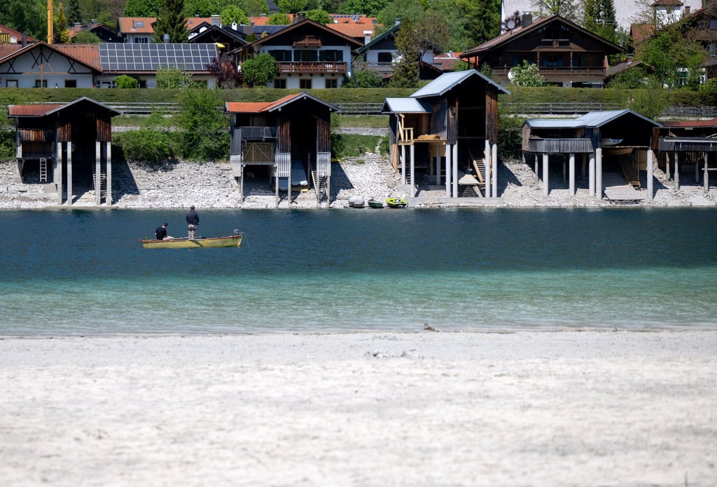 Die 30-Grad-Marke wurde an zwei Messstationen in Baden-Württemberg erstmals in diesem Jahr in Deutschland geknackt - auch am Walchensee war das Wetter sommerlich warm.