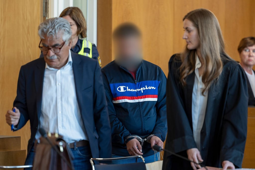 Der Prozess vorm Landgericht Würzburg findet mit Übersetzer (links) statt.