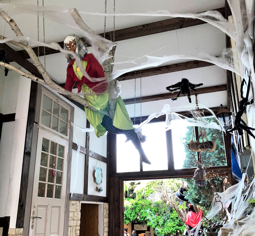 Walpurgismarkt in Thale: Viele Nachbarn haben Haus und Hof geschmückt - hier bei Uwes Sporthütte.