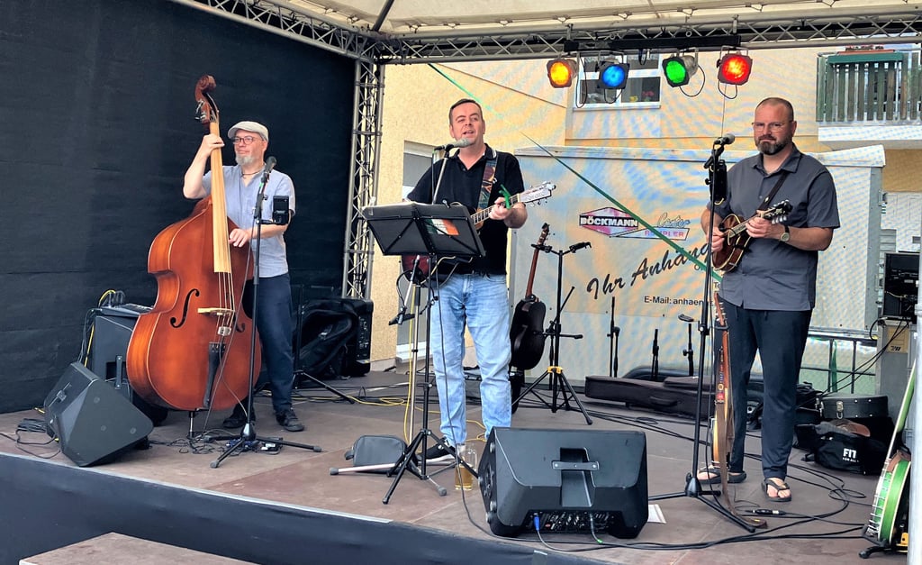 Gary O’Connor & Friends treten auf der Irischen Bühne des Walpurgismarktes auf.