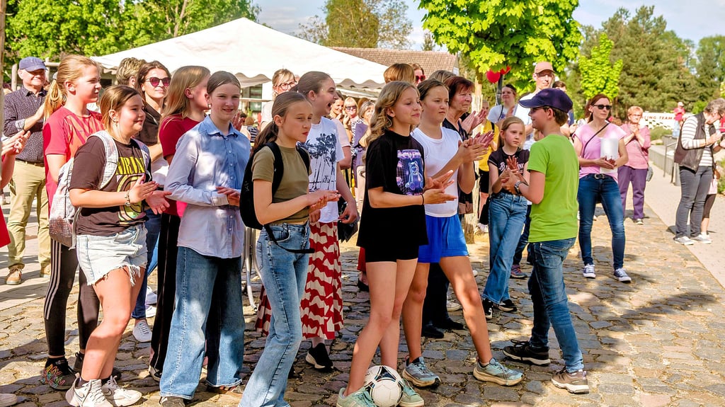 Die 492 Schüler des Paul-Gerhardt-Gymnasiums sind gemeinsam mit Geschwistern, Eltern und Großeltern zum Schulfest geladen. Verschiedene Klassenstufen und Arbeitsgemeinschaften organisieren etliche Stände, Projekte, Aktionen und Experimente. Für das leibliche Wohl der vielen Gäste auf dem Schulhof sorgen ebenfalls die Schulklassen selbst und bieten Deftiges vom Grill oder süße Leckereien feil. Auch ein Volleyballturnier zwischen Schülern und Lehrern findet statt.