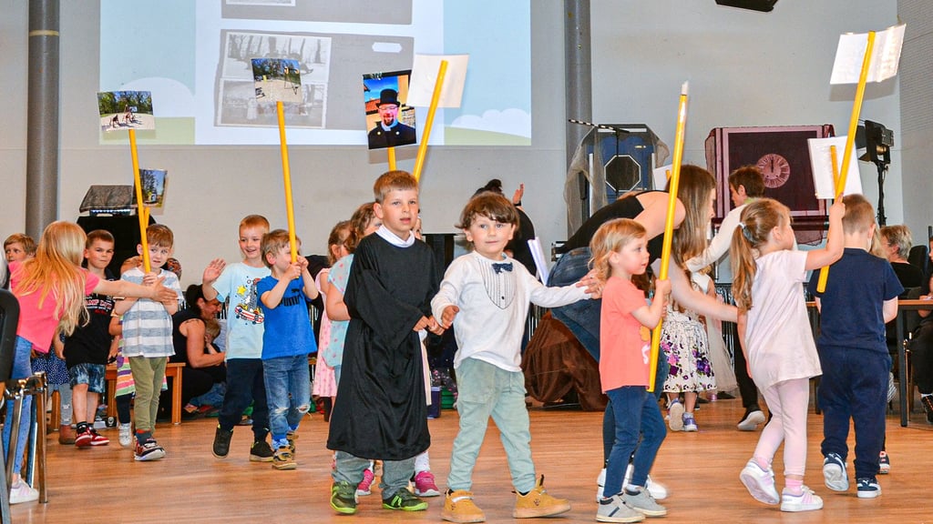 Fotos der ehemaligen Kitakinder als Kinder und Erwachsene schmücken die Polonaise.