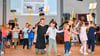 Fotos der ehemaligen Kitakinder als Kinder und Erwachsene schmücken die Polonaise.