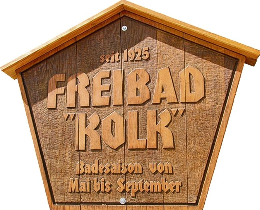 Dieses hölzerne Schild weist auf das nun 100-jährige Bestehen des Bismarker Kolks hin.